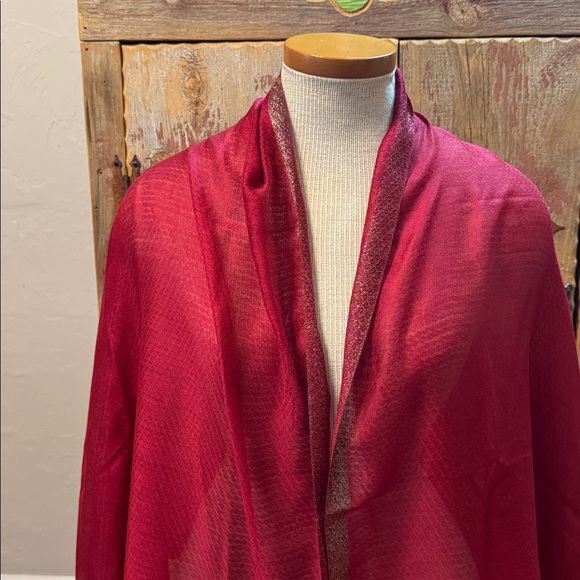 Elegant Red Floral shawl, wrap or scarf. Gorgeous. Never worn. - Picture 3 of 7